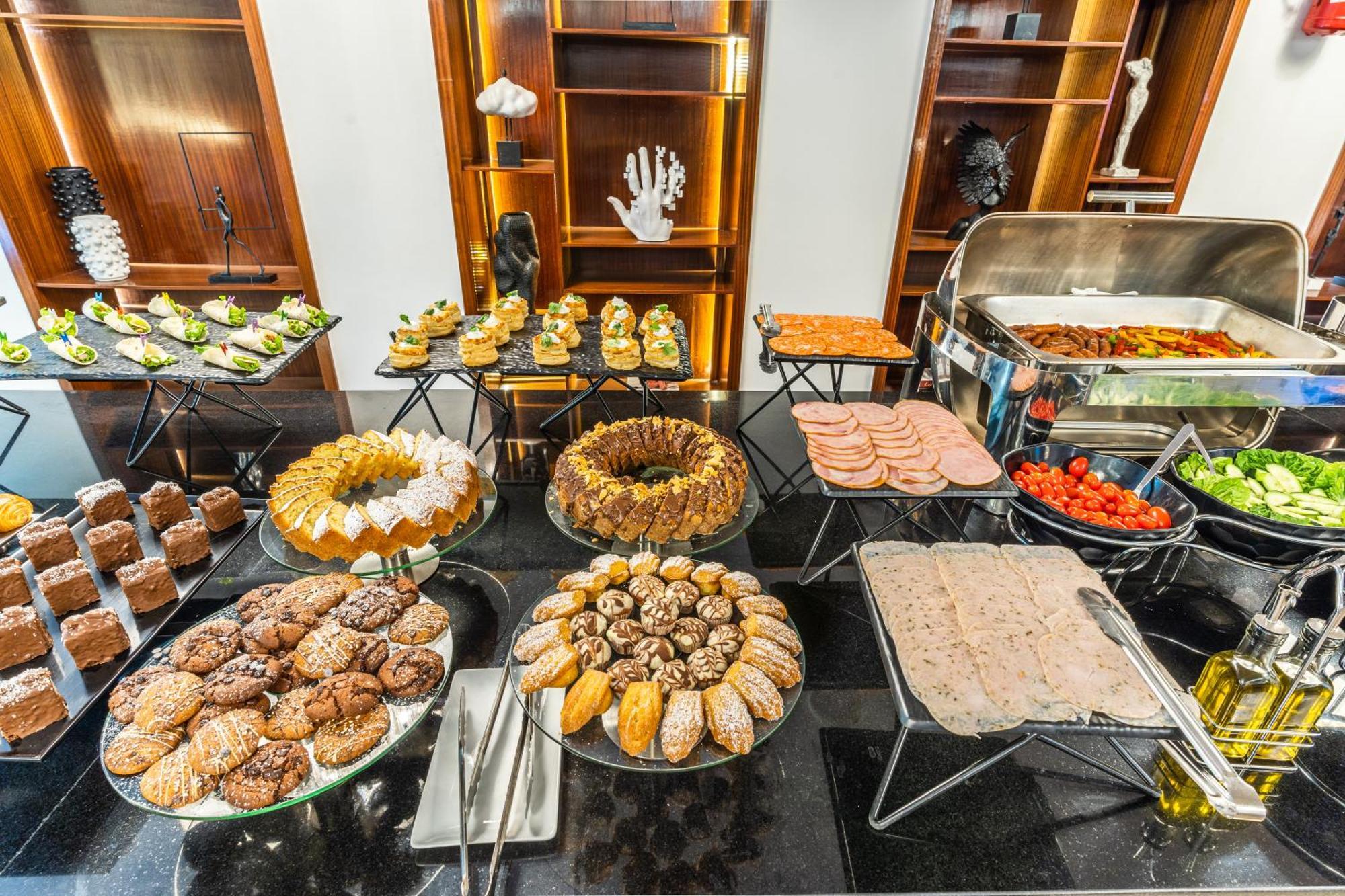 One Hotel Casablanca Zewnętrze zdjęcie A buffet at a hotel