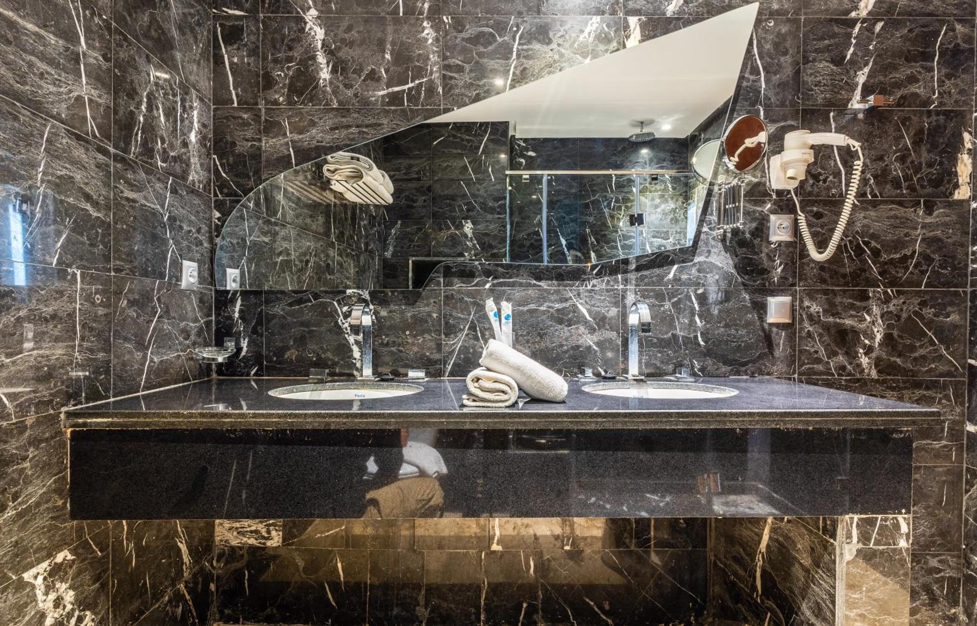 One Hotel Casablanca Zewnętrze zdjęcie Bathroom in a hotel