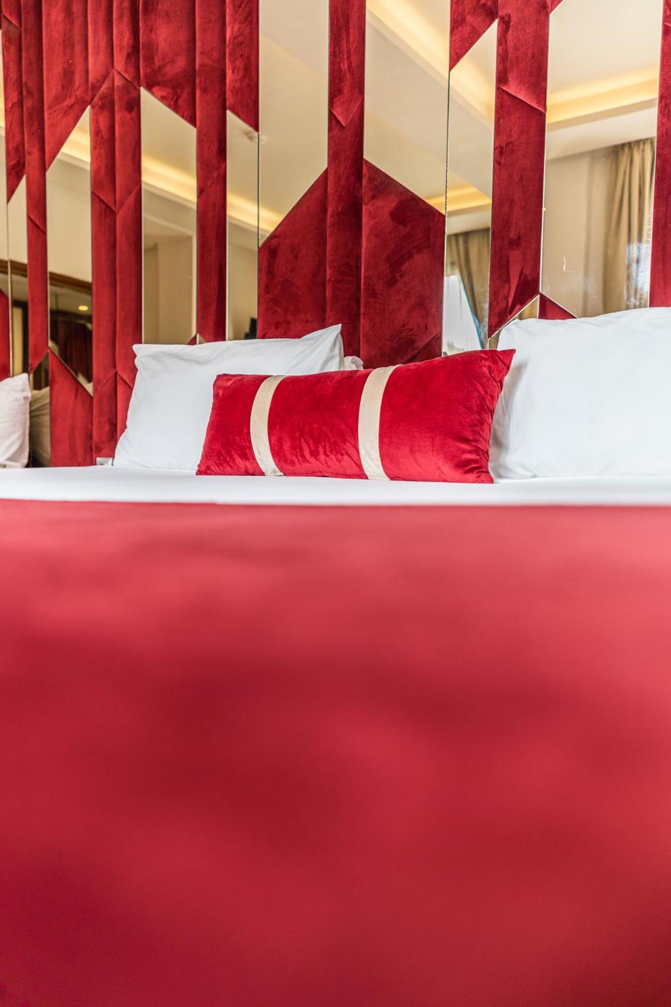 One Hotel Casablanca Zewnętrze zdjęcie A bed with a red bedsheet