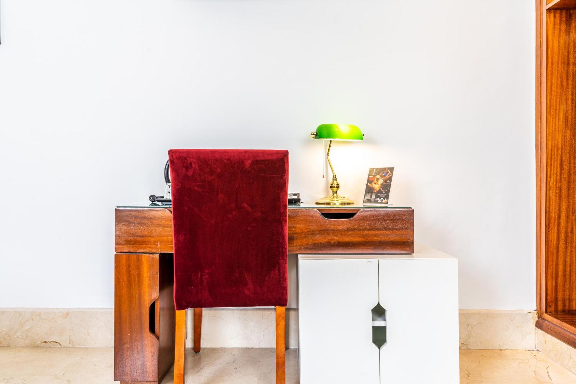 One Hotel Casablanca Zewnętrze zdjęcie A desk with a green table lamp
