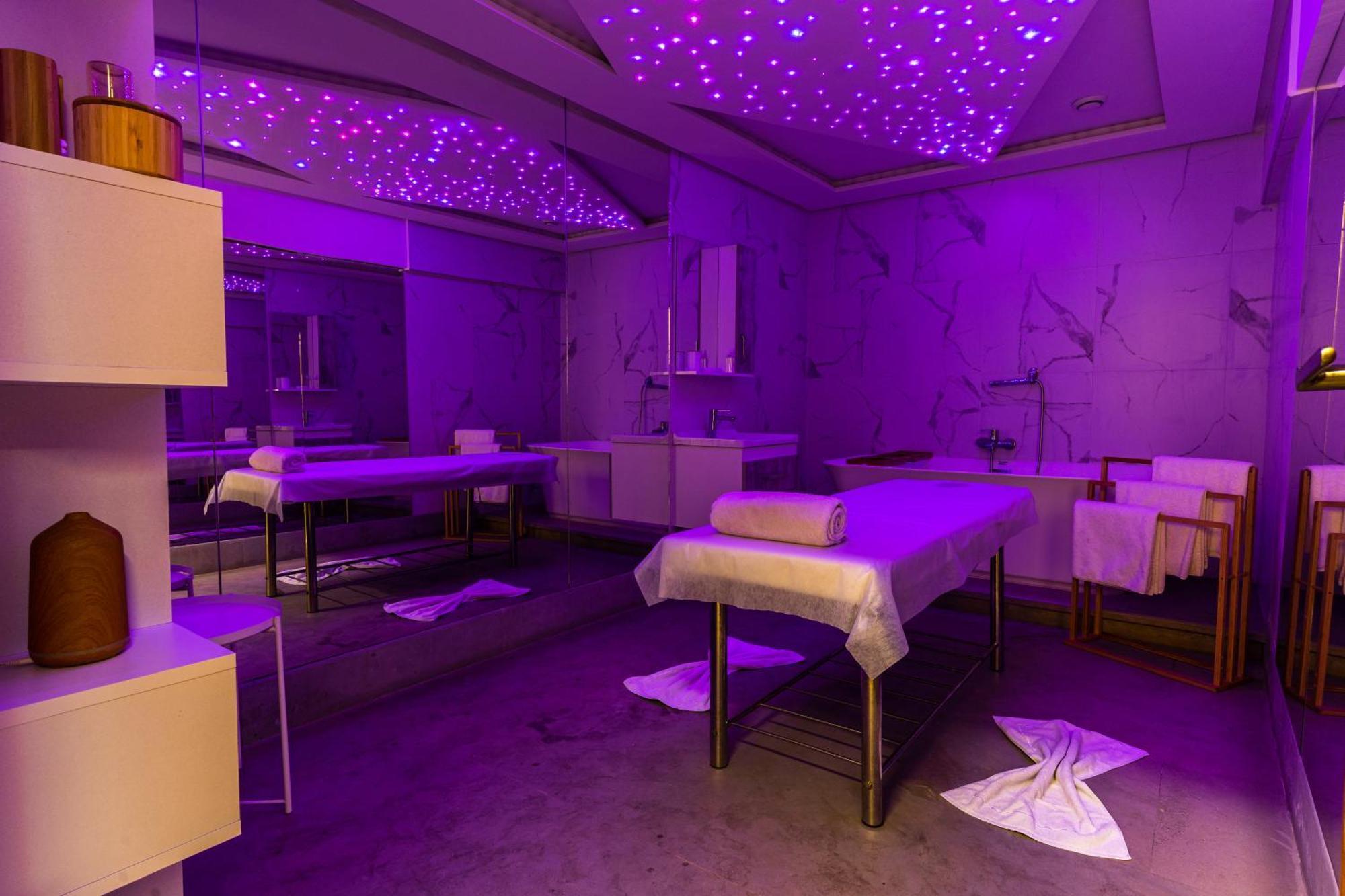 One Hotel Casablanca Zewnętrze zdjęcie A massage parlour in Hong Kong